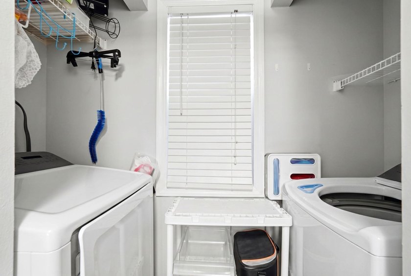 End-unit, top-floor two-bedroom, two-bathroom condo with a split - photo 38