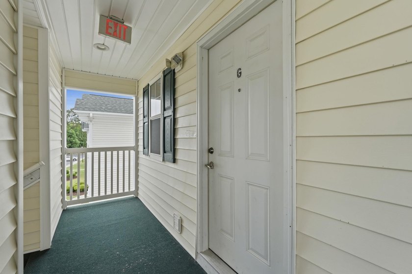 End-unit, top-floor two-bedroom, two-bathroom condo with a split - photo 40