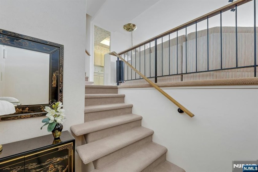 A rare opportunity at Horizon House Exceptional views, space &amp; - photo 7