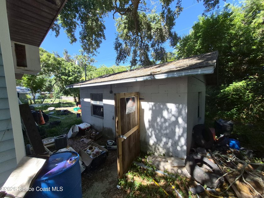 Motivated seller! Excellent opportunity with this 3 bed 2 bath - photo 15