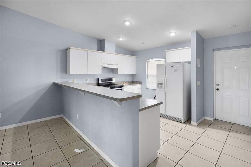 Spacious Duplex! 2 units with 1225 sq, feet each and 3 bedrooms - photo 3
