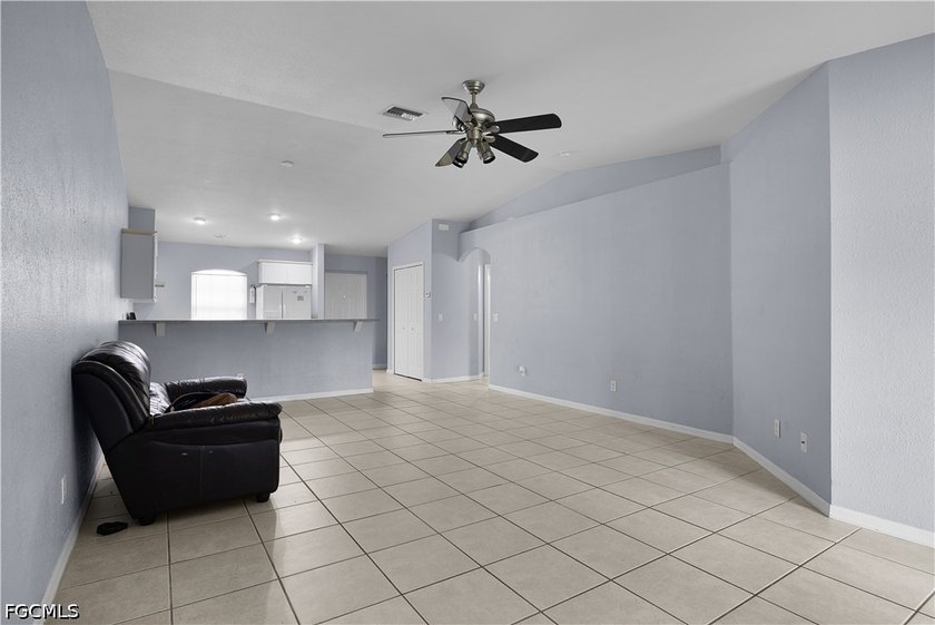 Spacious Duplex! 2 units with 1225 sq, feet each and 3 bedrooms - photo 8