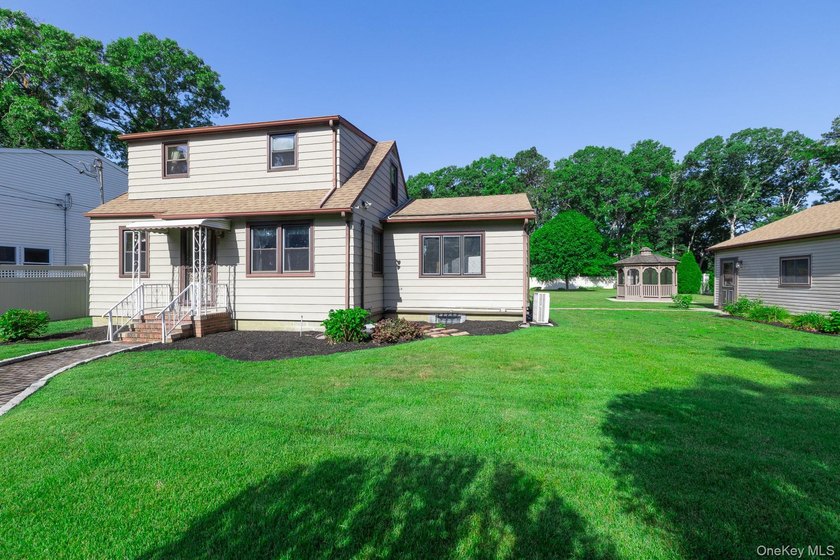 Welcome to this spacious and meticulously maintained home - photo 4