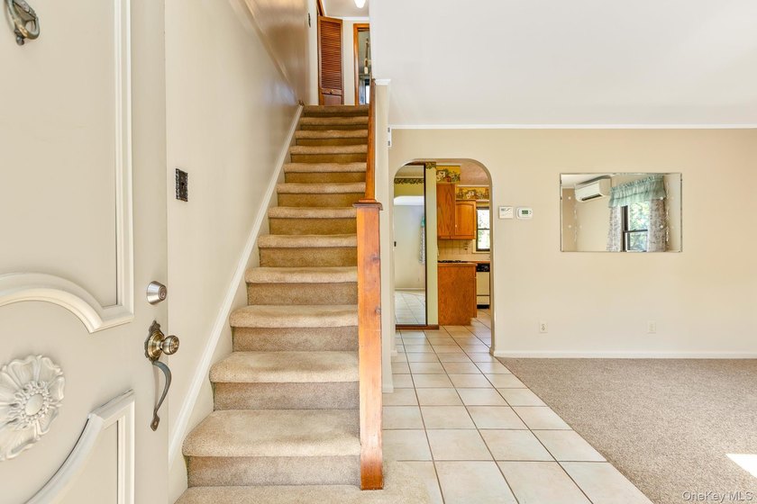 Welcome to this spacious and meticulously maintained home - photo 6