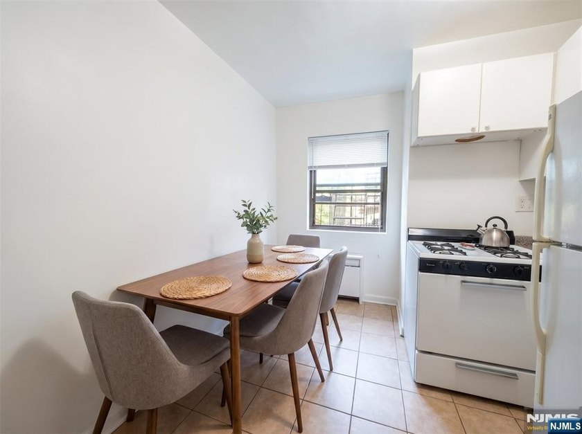 CALL BRANDON ESPER DIRECT FOR SHOWINGS. This spacious 1-bedroom - photo 3
