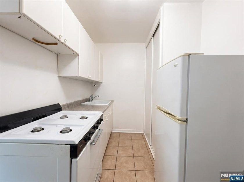 CALL BRANDON ESPER DIRECT FOR SHOWINGS. This spacious 1-bedroom - photo 5
