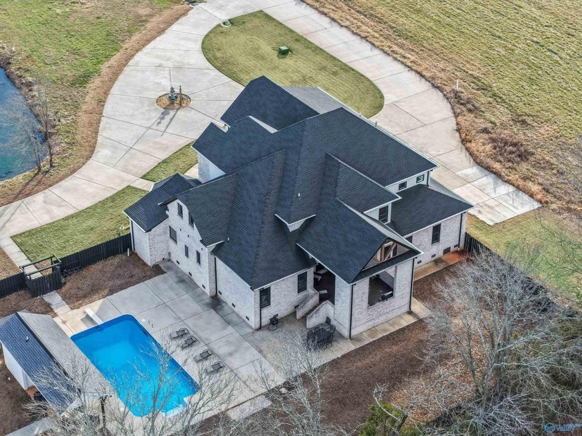 Welcome to a truly extraordinary residence where modern luxury - photo 2