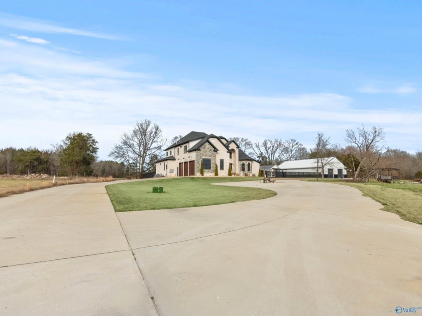 Welcome to a truly extraordinary residence where modern luxury - photo 4