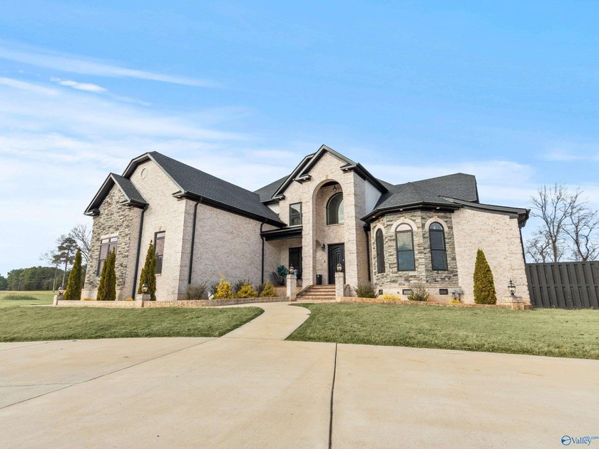 Welcome to a truly extraordinary residence where modern luxury - photo 5