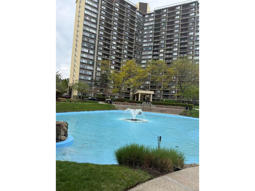 Beautiful high-floor 1-bedroom, 1-bath condo. This bright and - photo 2
