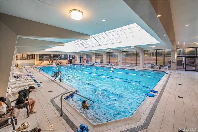Beautiful high-floor 1-bedroom, 1-bath condo. This bright and - photo 7