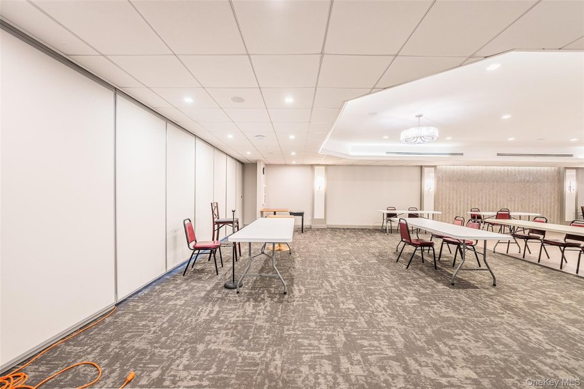 Beautiful high-floor 1-bedroom, 1-bath condo. This bright and - photo 8