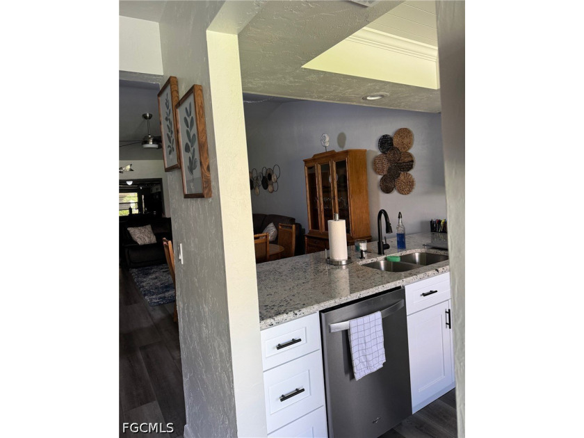 Truly beautiful and spacious, move-in ready, fully furnished - photo 11