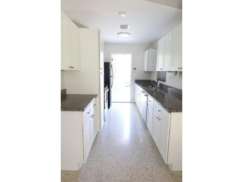 Cute, bright 3-bedroom, 2-bath single family home conveniently - photo 11