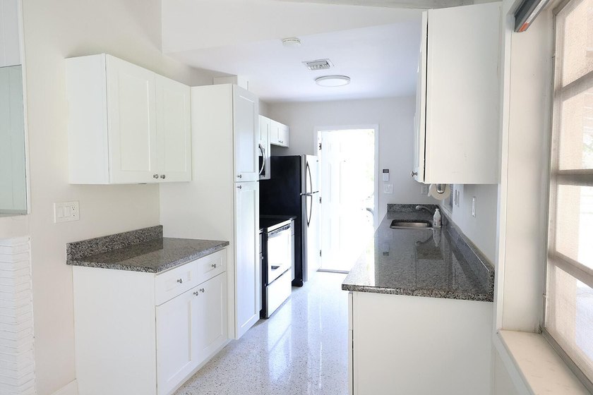 Cute, bright 3-bedroom, 2-bath single family home conveniently - photo 12