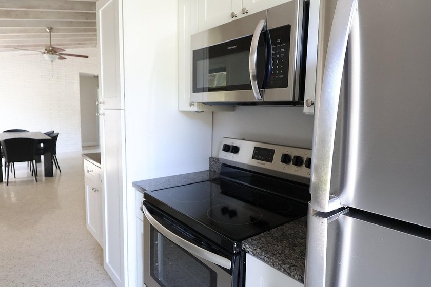 Cute, bright 3-bedroom, 2-bath single family home conveniently - photo 13