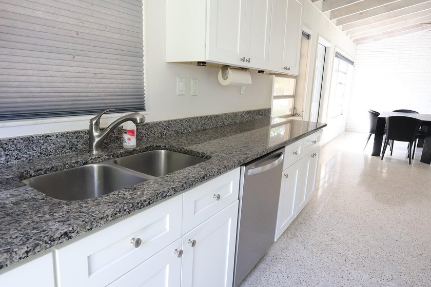 Cute, bright 3-bedroom, 2-bath single family home conveniently - photo 14