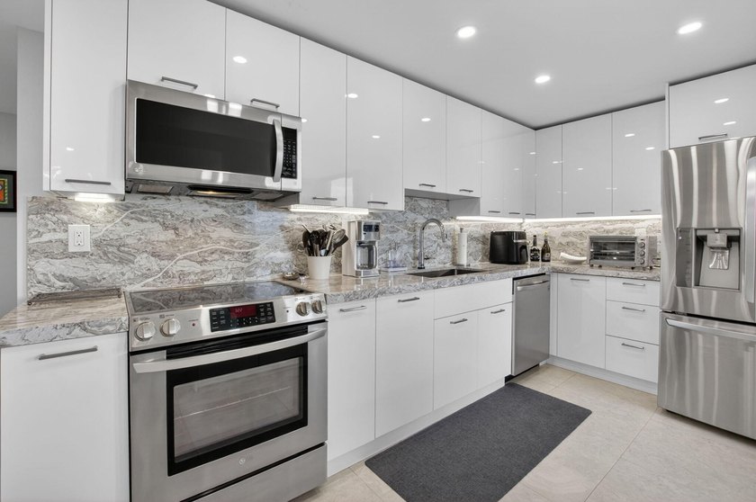 Rare Chance to own this UNRIVALED newly renovated large 2,126 - photo 31