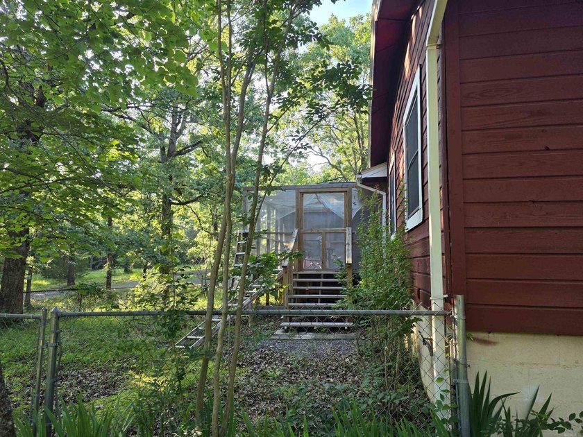 A rare find in Mena - a rustic home on 5 beautiful acres with - photo 3