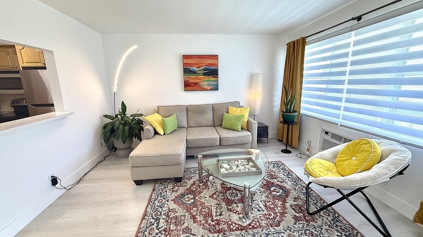 Upgraded Kitched &amp; Bath UnFurnished 1 BR 1 Bath, 585 SF - photo 2