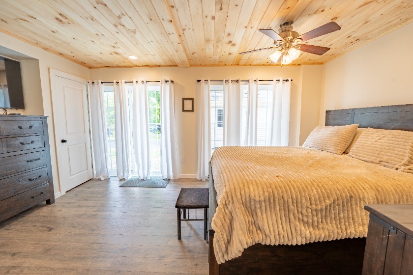 Fully remodeled, modern lake home with 10' lake access - photo 18