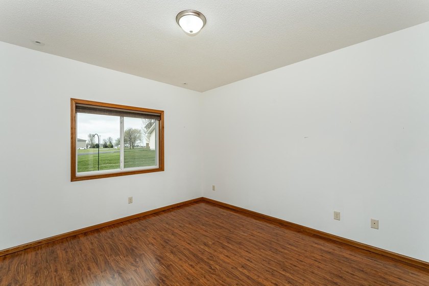 Beautiful townhome with an open floor plan and quality finished - photo 15
