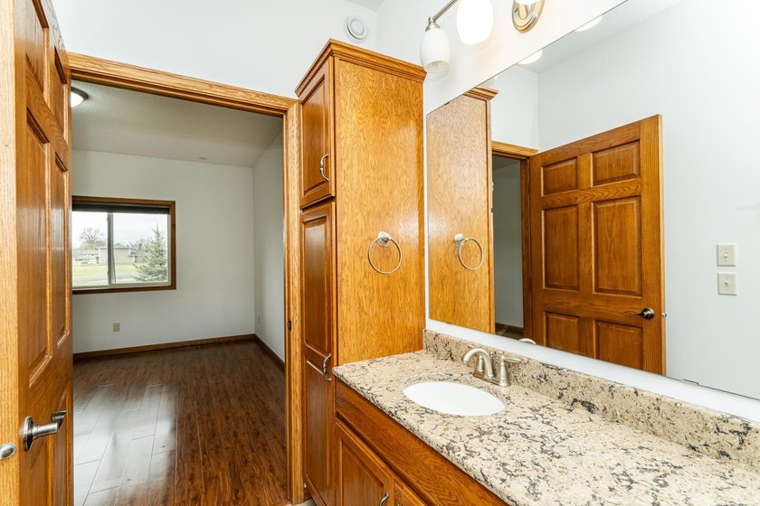 Beautiful townhome with an open floor plan and quality finished - photo 18