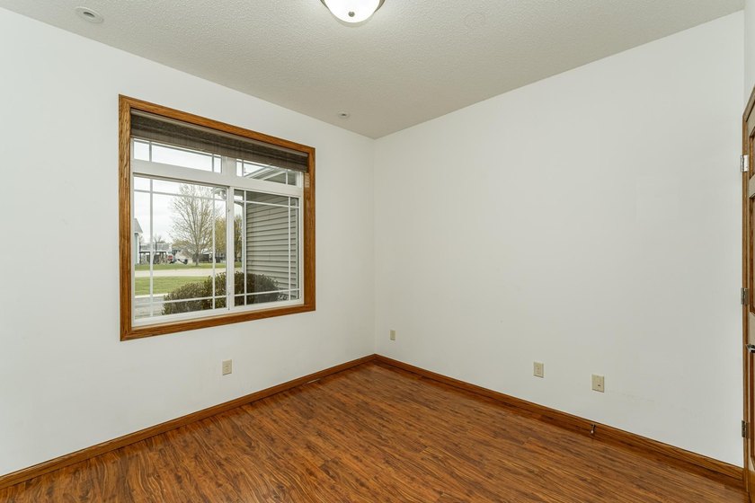 Beautiful townhome with an open floor plan and quality finished - photo 20