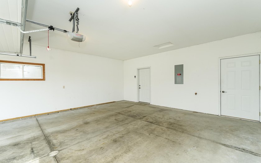Beautiful townhome with an open floor plan and quality finished - photo 26