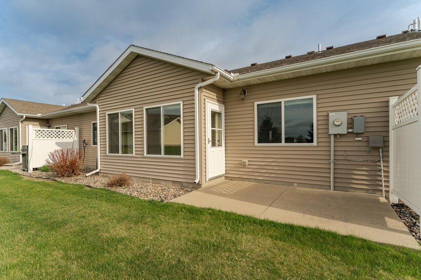 Beautiful townhome with an open floor plan and quality finished - photo 29