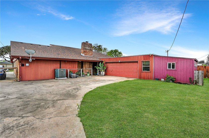 Open House Sun., June 14th from 1 to 3! Nestled in the desirable - photo 32
