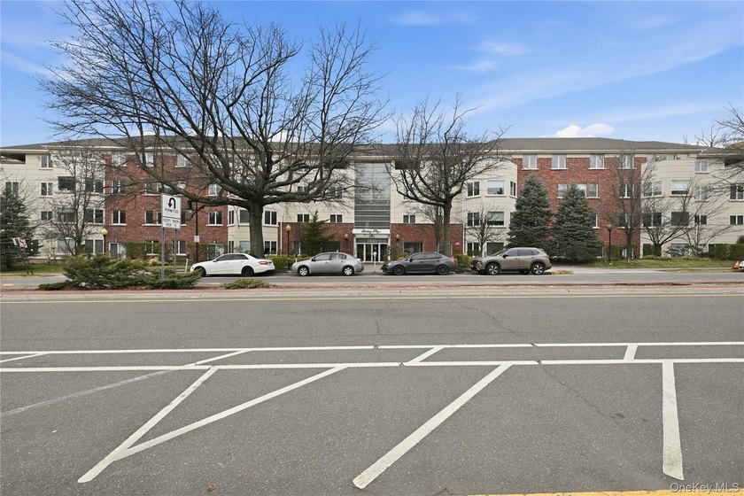 Welcome to this spacious 2-bedroom, 2.5-bathroom condominium - photo 3