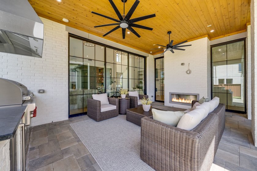 Experience elevated luxury in this gorgeous Huntington custom in - photo 6