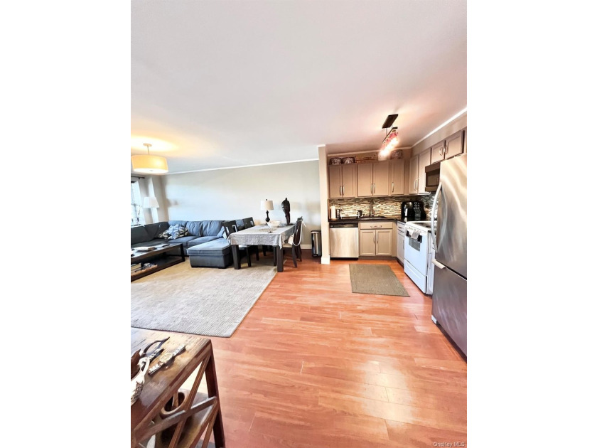 Beautiful 2 Bedroom Condo Just Steps To The Beach. Renovated - photo 4