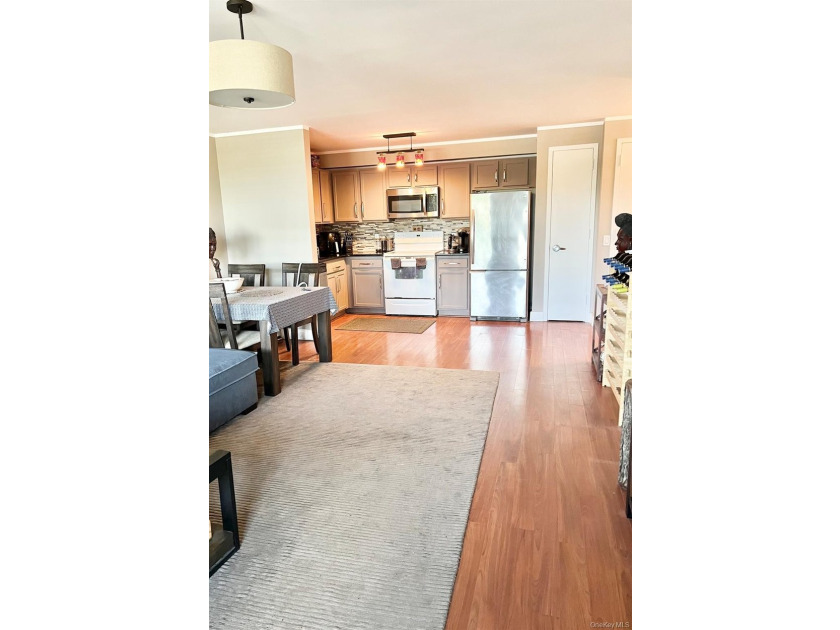 Beautiful 2 Bedroom Condo Just Steps To The Beach. Renovated - photo 6