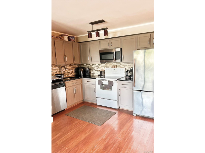 Beautiful 2 Bedroom Condo Just Steps To The Beach. Renovated - photo 7