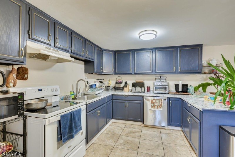 Amazing opportunity to Own a Mixed-Use House / Building. This - photo 7