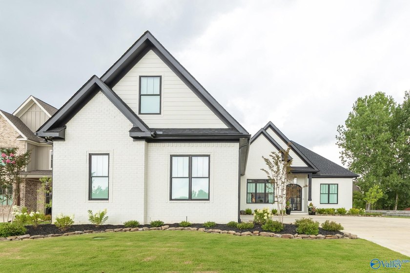 This beautifully designed 4-bedroom home features an open floor - photo 2