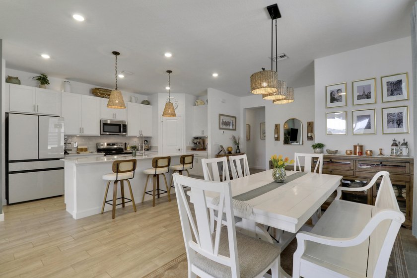 Better than new! CHARMING VILLA on a LAKE FRONT LOT in the - photo 11
