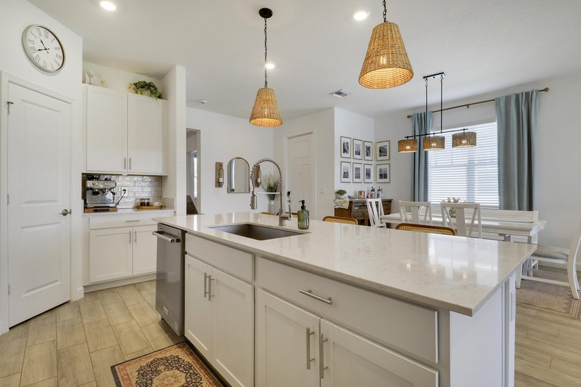 Better than new! CHARMING VILLA on a LAKE FRONT LOT in the - photo 16