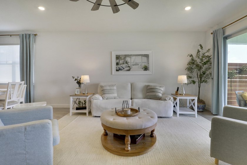 Better than new! CHARMING VILLA on a LAKE FRONT LOT in the - photo 23