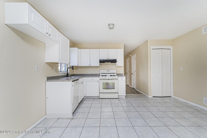 Rare opportunity for investor or end user to own a spacious - photo 28