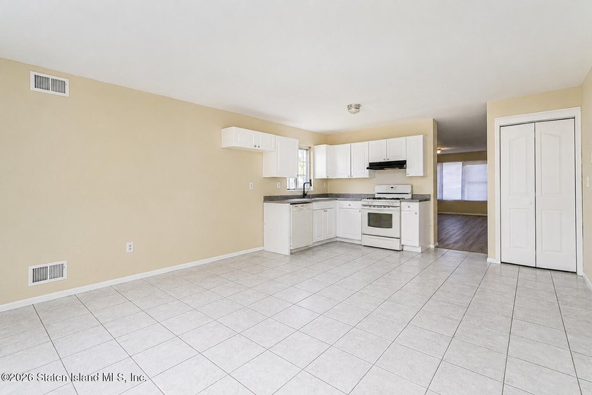 Rare opportunity for investor or end user to own a spacious - photo 29