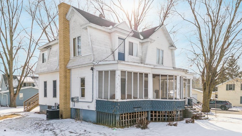 INVESTOR OPPORTUNITY - Huge up/down duplex with upper unit - photo 2