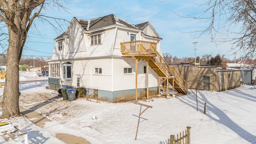 INVESTOR OPPORTUNITY - Huge up/down duplex with upper unit - photo 3