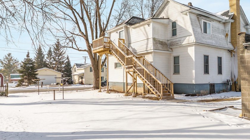 INVESTOR OPPORTUNITY - Huge up/down duplex with upper unit - photo 4