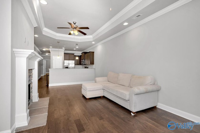 Low maintenance living in an active community! Single level - photo 4