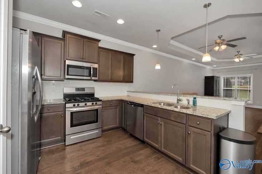 Low maintenance living in an active community! Single level - photo 7