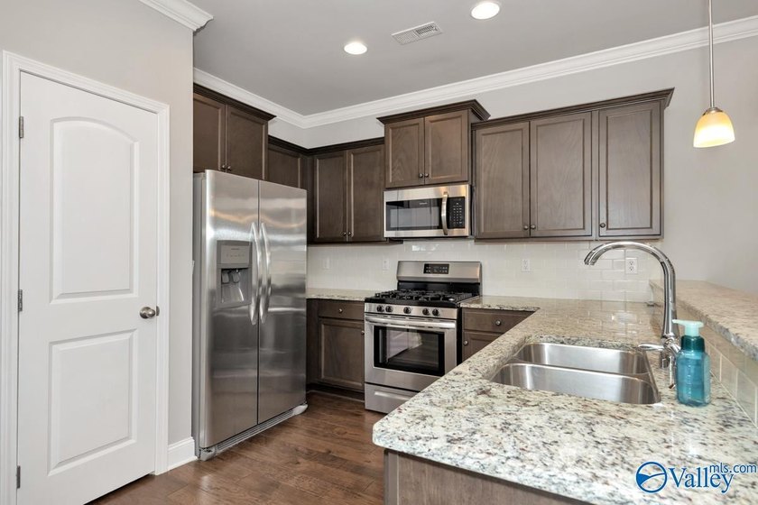 Low maintenance living in an active community! Single level - photo 8