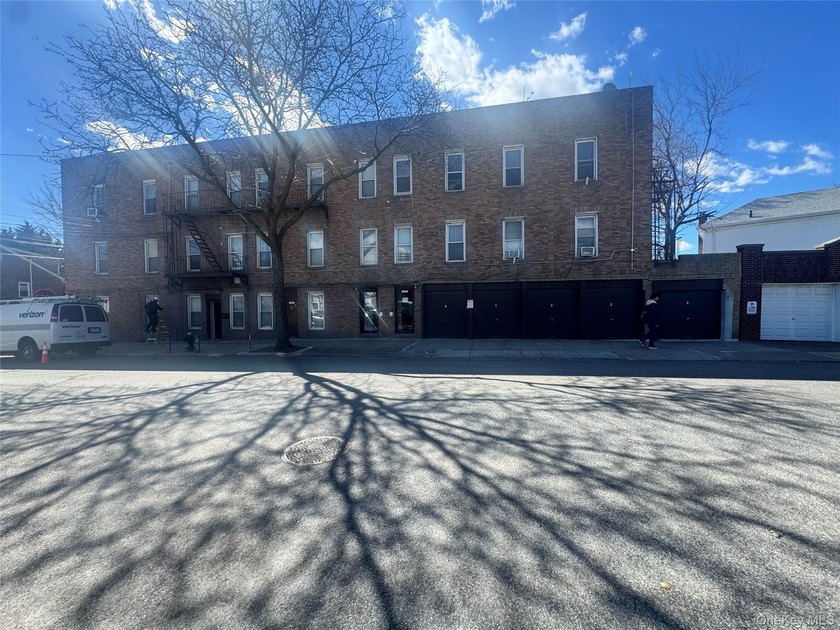 Exceptional investment opportunity in the heart of Pelham Bay! - photo 2